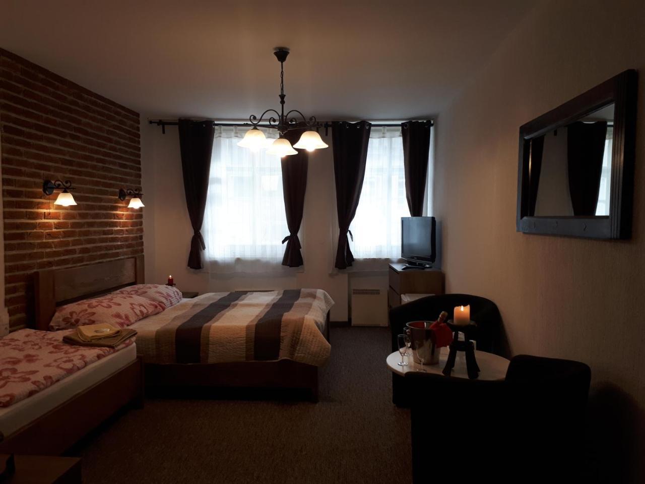 Bečov nad Teplou Penzion - Restaurant U Zamku מראה חיצוני תמונה