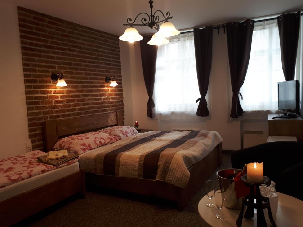 Bečov nad Teplou Penzion - Restaurant U Zamku מראה חיצוני תמונה
