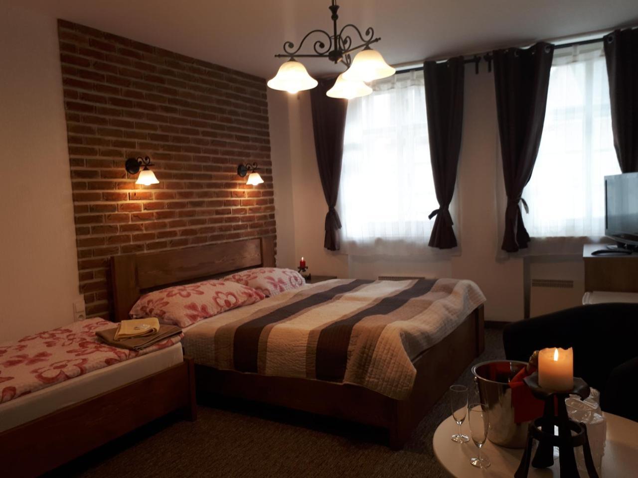 Bečov nad Teplou Penzion - Restaurant U Zamku מראה חיצוני תמונה